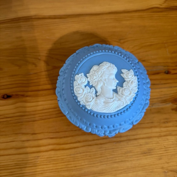 Vintage Jasperware Wedgwood Blue and White Trinket Box Jewelry Casket Large - Picture 5 of 9